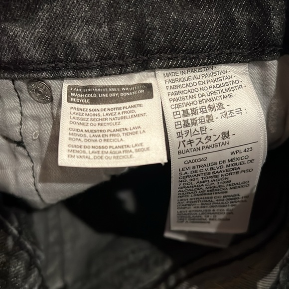 Levi’s - Picture 3 of 5
